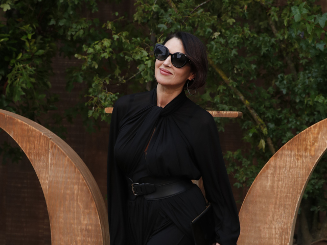 Talianska herečka Monica Bellucci prichádza na prehliadku Christian Dior Jar/Leto 2020.