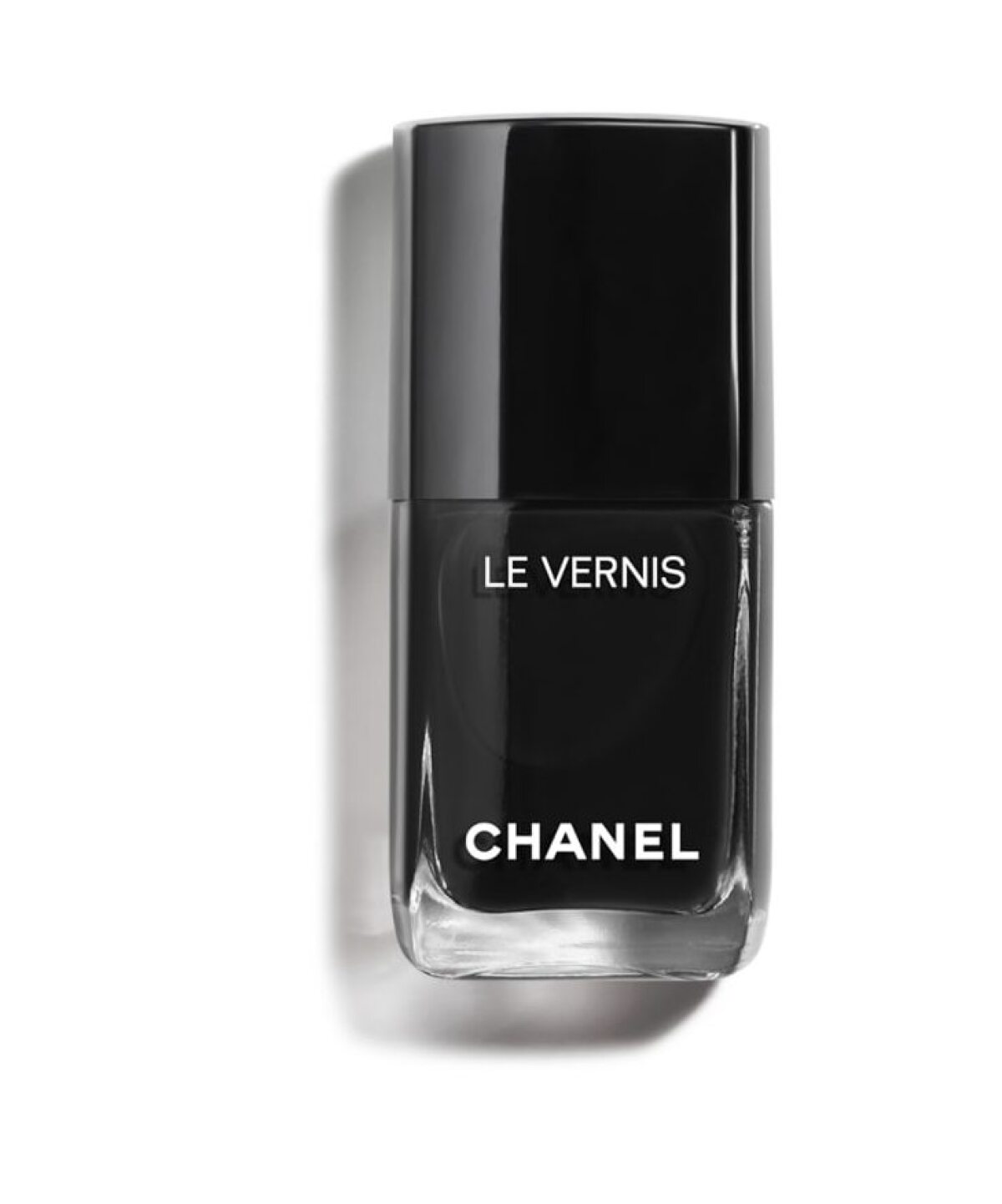 Lak na nechty Chanel Vernis, z limitovanej jesennej kolekcie, odtieň Pure Black. Info o cene v predaji. 