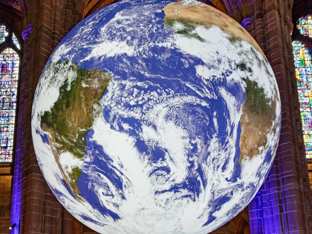 Britský umelec Luke Jerram prináša na Bielu noc monumentálne dielo Gaia.