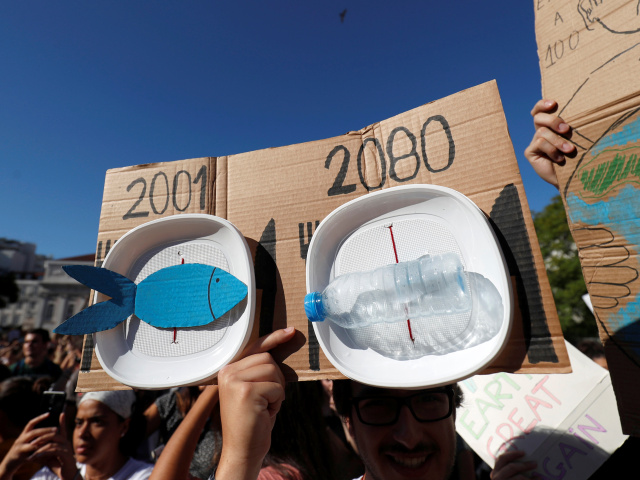 demonštrácie za ochranu klímy, klimatický štrajk, plast, ryba, transparent