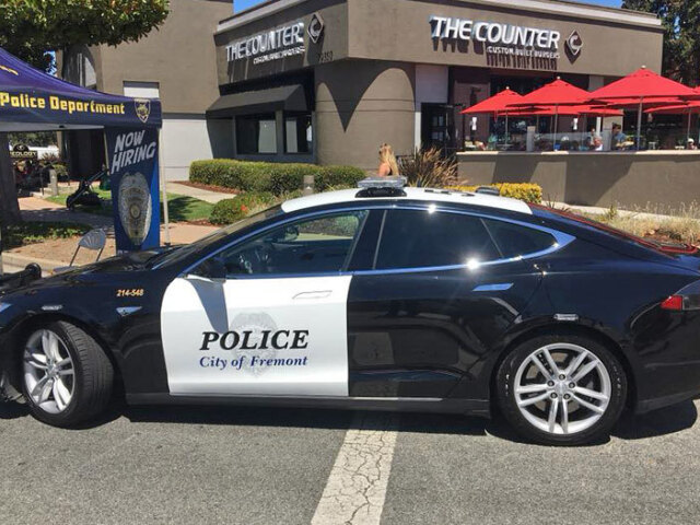 Tesla S - policajná verzia