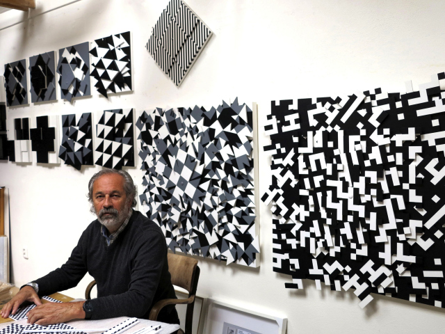 Viktor Hulík vo svojom ateliéri. 