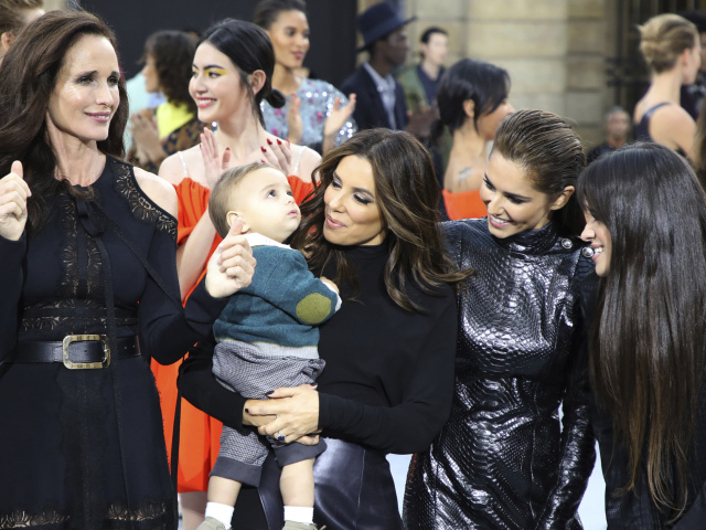 Herečka Andie MacDowell (vľavo) s kolegyňou Evou Longoriou, ktorá na prehliadku vzala aj syna Santiaga. Ten nadchol aj speváčky Cheryl (druhá sprava) a Camilu Cabello.