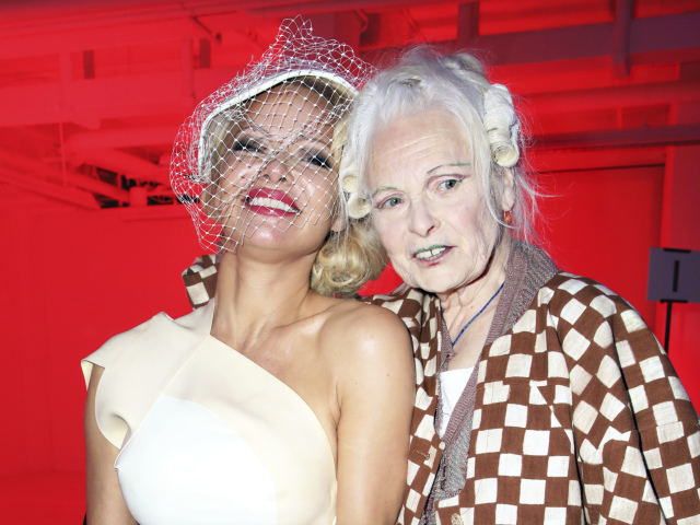 Herečka Pamela Anderson (vľavo) a dizajnérka Vivienne Westwood spoločne pózujú pred prehliadkou Westwoodovej v Paríži. 