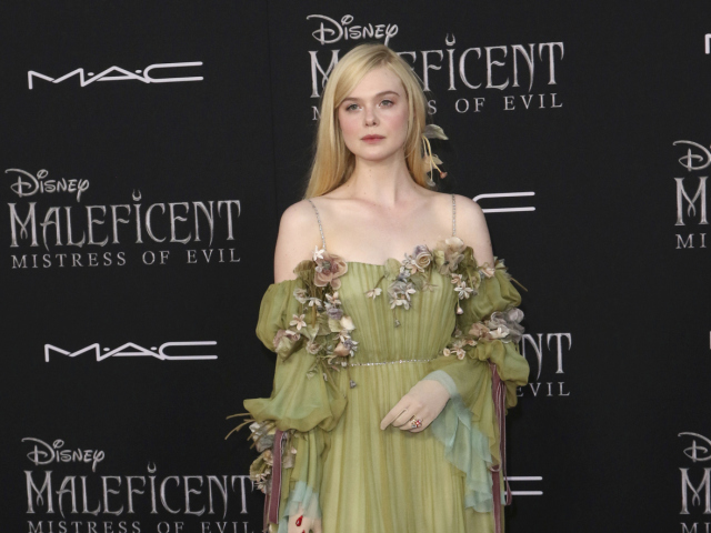 Herečka Elle Fanning sa na premiére objavila v kreácii Gucci. 