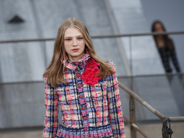 Modelka v kreácii z dielne značky Chanel z kolekcie na sezónu Jar/Leto 2020.