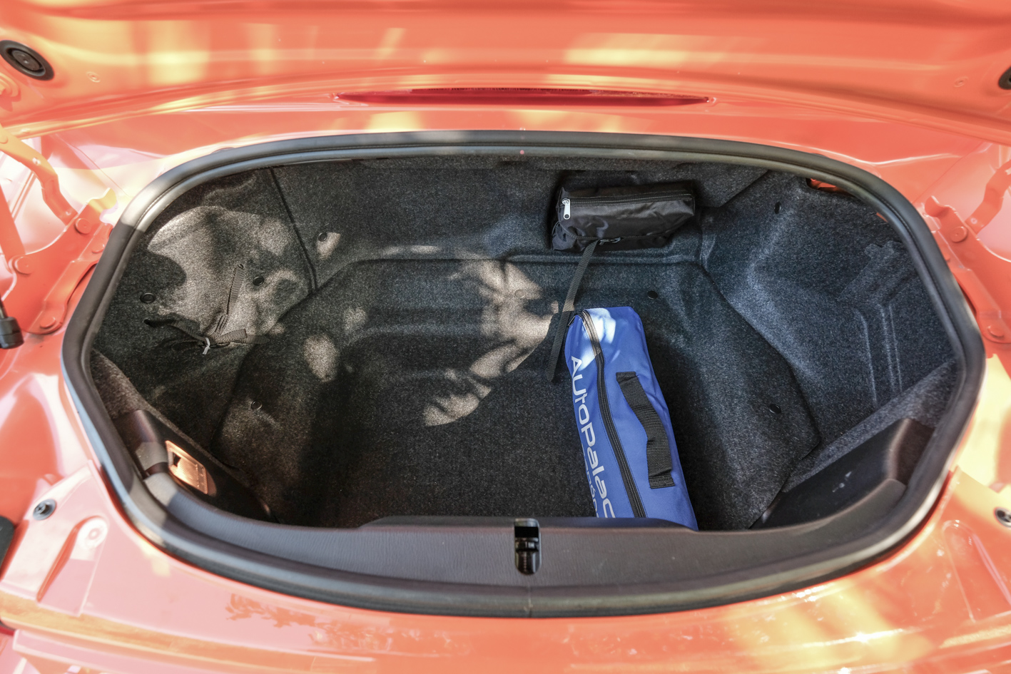 Batožinový priestor pojme 130 litrov. Prekvapivo veľa na tak malé auto.