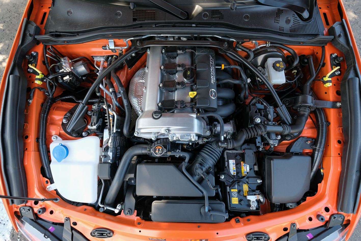 Dvojlitrový benzínový motor je v aktuálnej ponuke automobiliek takmer unikátom.