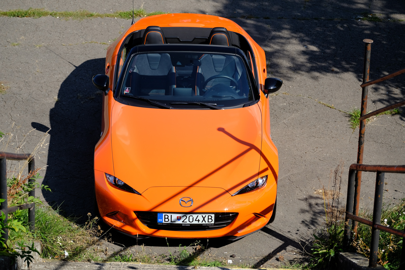 Mazda MX-5 je malým autom. Naživo je to zrejmé na prvý pohľad.