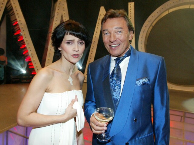Spevák Karel Gott a jeho kolegyňa Lucie Bilá na zábere z roku 2002.