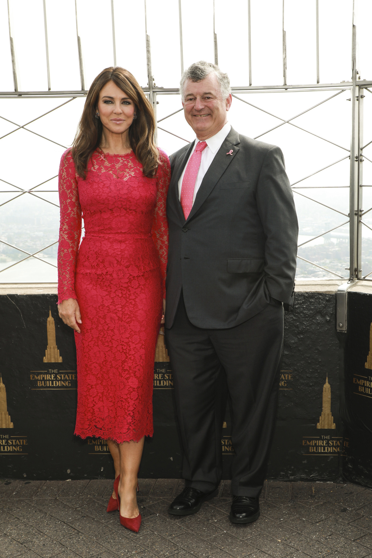 Svojím vzhľadom púta pozornosť už roky. A výnimkou nebola ani jej návšteva Ameriky. Britská herečka Elizabeth Hurley žiarila na Empire State Building. 