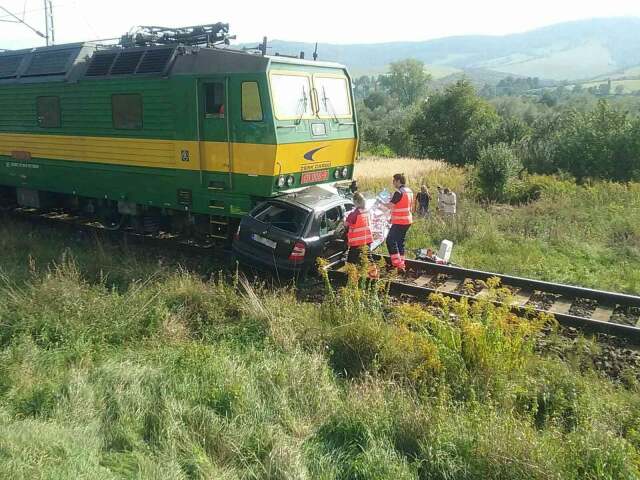 dopravná nehoda vlak, zrážka, auto, koľaje