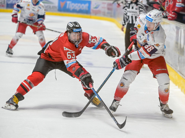 Patrik Lamper (Banská Bystrica) a Kyle Bonis (Zvolen) počas derby v 9. kole.