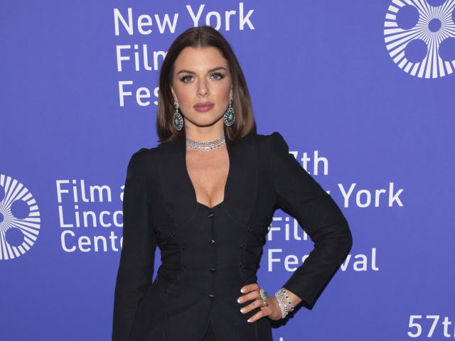 Herečka Julia Fox na premiére filmu Uncut Gems v New Yorku.