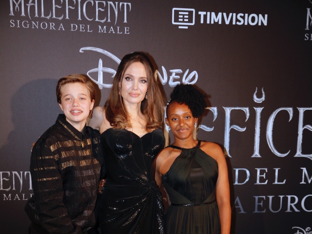 Herečka Angelina Jolie a jej dcéry Zahara (vpravo) a Shiloh.