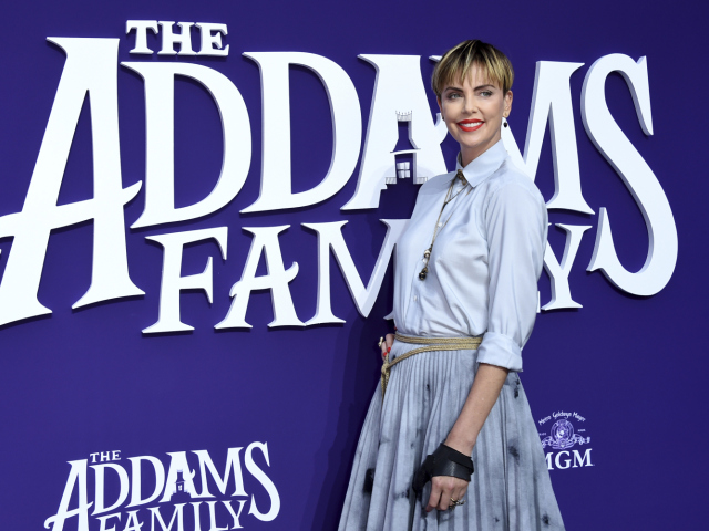 Herečka Charlize Theron na premiére filmu The Addams Family. V pomerne netradičnom looku. 