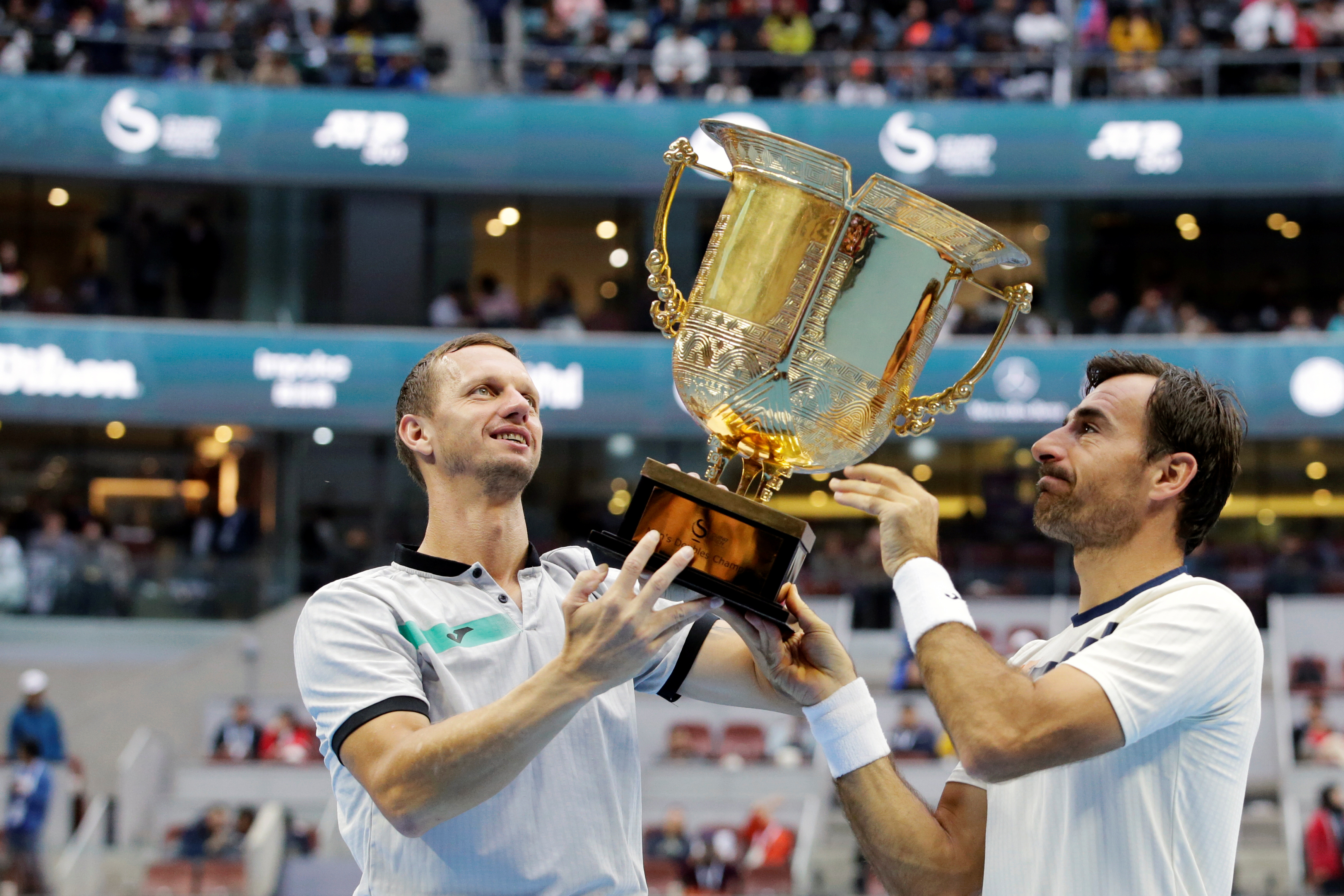 Filip Polášek a Ivan Dodig s trofejou z Pekingu.