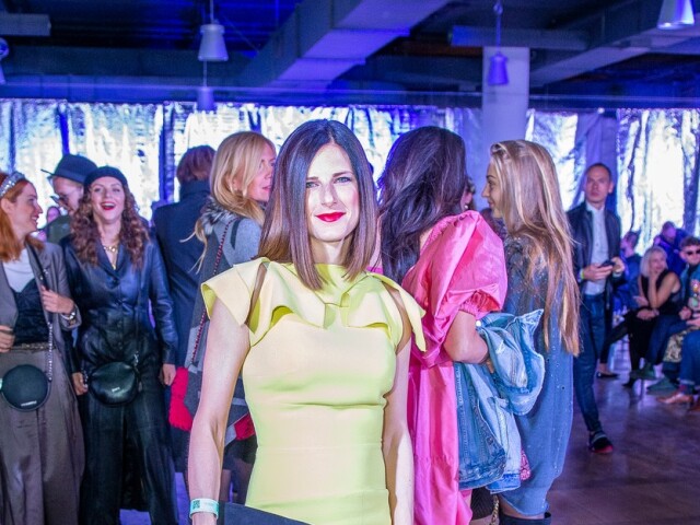 Kristína Maštalírová na prehliadke dizajnérky Michaely Ľuptákovej. 