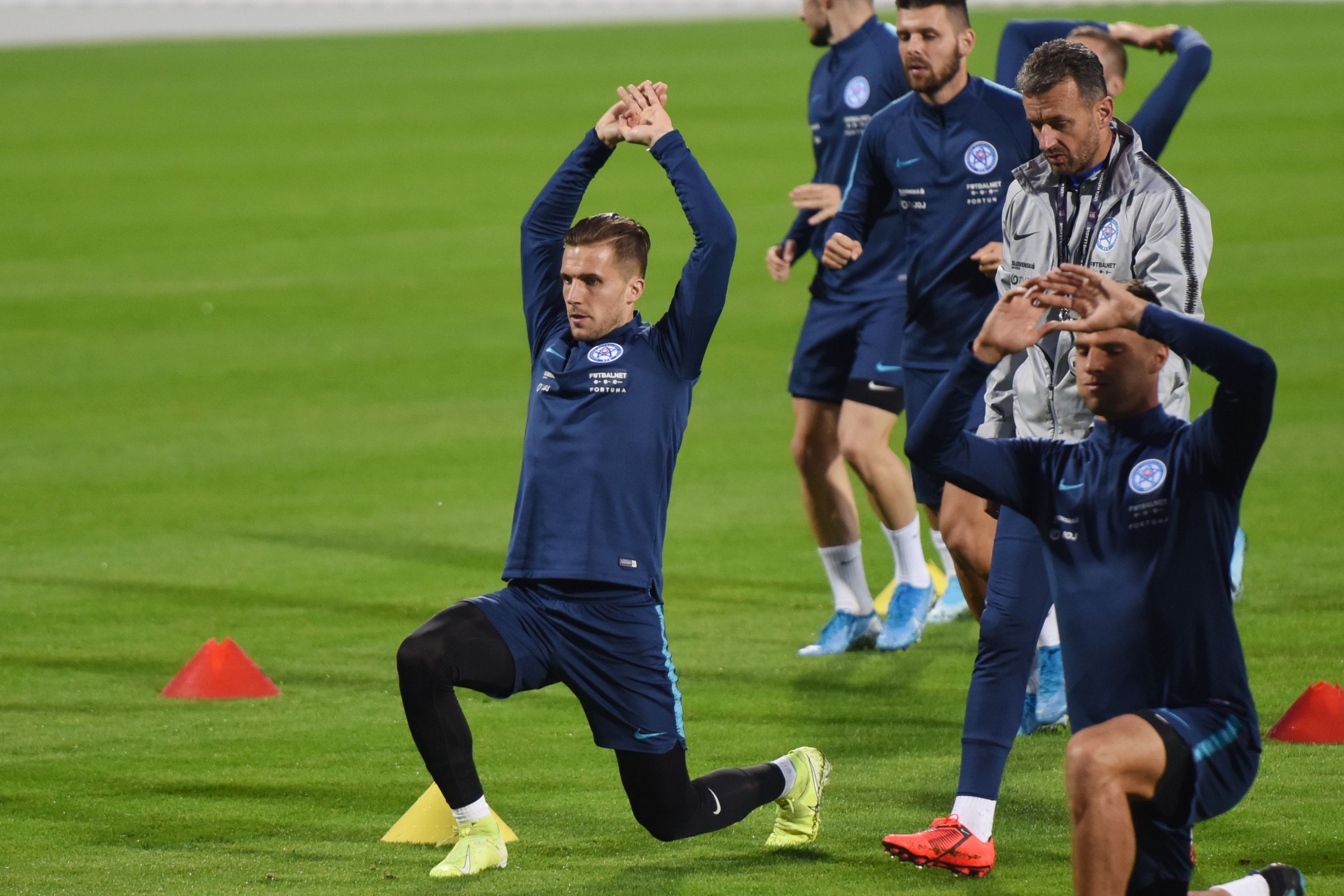 Obranca Peter Pekarík na tréningu v Šamoríne pred kvalifikačným zápasom proti Walesu.