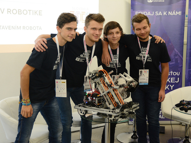 robot  súťaž First Global Slovakia Matej Kliment, Adam Kučera, Dávid Kolembus a Daniel Štefánik