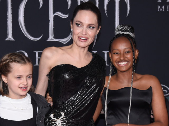 Angelina Jolie na snímke s dcérami Vivienne (vľavo) a Zaharou