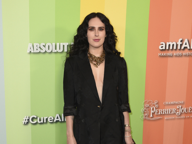 Herečka Rumer Willis na akcii amfAR Gala Los Angeles.