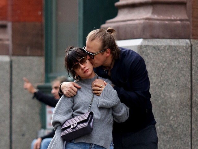 Herec David Harbour a speváčka Lily Allen prichytení v uliciach New Yorku. 