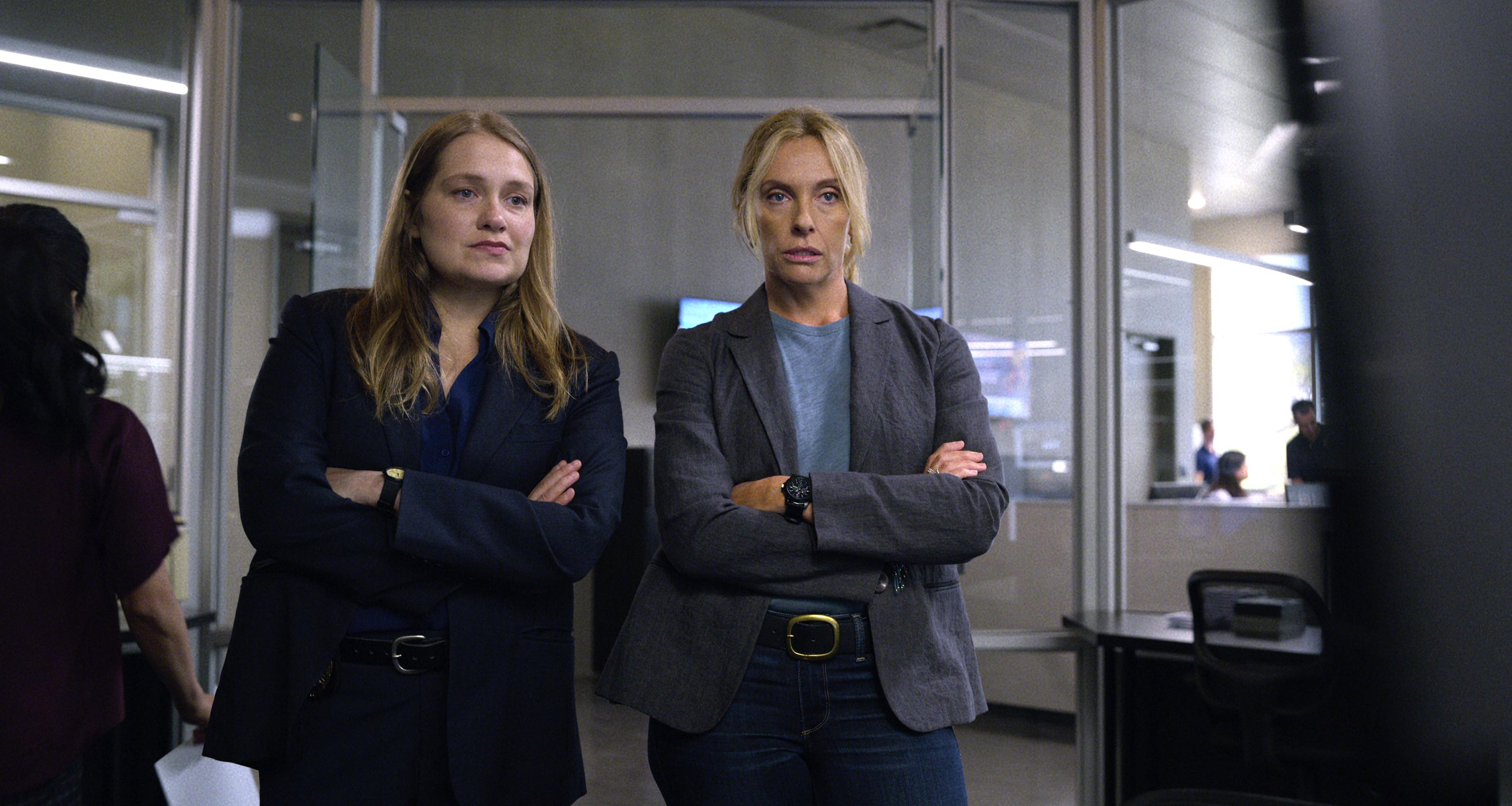 Dvojka detektívok v podaní herečiek Meritt Wever (vľavo) a Toni Collete vytvorila skvelé duo. Predstavujú potenciál pre prípadné pokračovania, keď by sa riešili iné prípady.