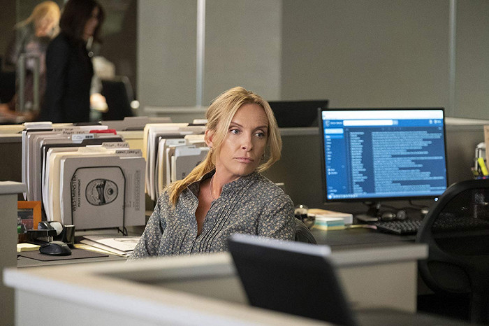 Herečka Toni Collete vdýchla svojej postave neopakovateľnú podobu. Tvrdá, nekompromisná profesionálka, pre ktorú je zločin úplnou samozrejmosťou.
