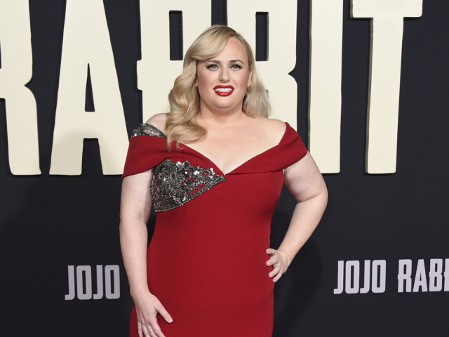 Herečka Rebel Wilson v kreácii Badgley Mischka. 