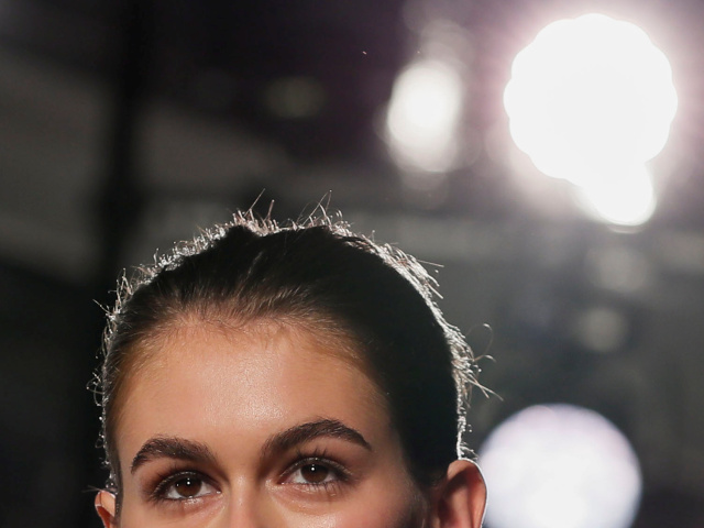Modelka Kaia Gerber počas módnej prehliadky v Paríži. Ani ona neukryla kruhy pod očami. 