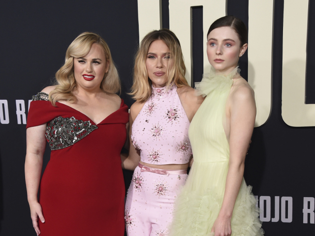 Trio herečiek zo snímy JoJo Rabbit - zľava:Rebel Wilson, Scarlett Johansson a Thomasin McKenzie.