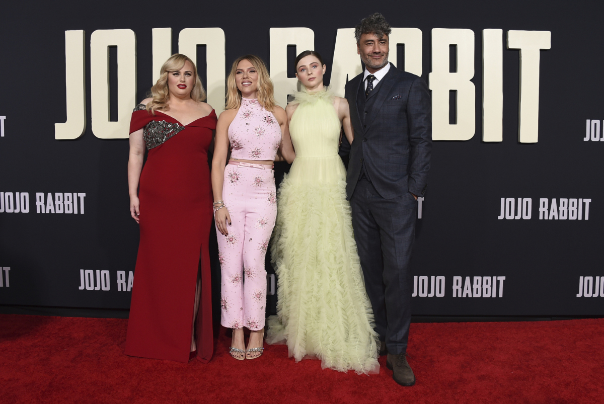 Rebel Wilson, Scarlett Johansson, Thomasin McKenzie a režisér, scenárista, producent a herec Taika Waititi