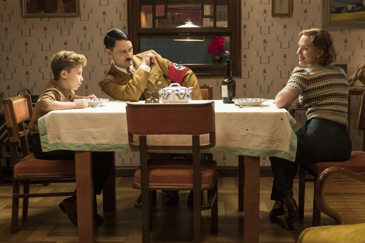 Záber z filmu Jojo Rabbit . na snímke zľava herci Roman Griffin Davis, Taika Waititi a Scarlett Johansson.