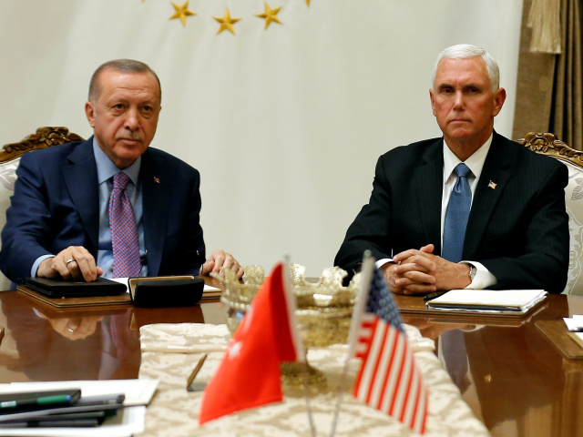 Mike Pence / Recep Tayyip Erdogan / USA / Turecko / Sýria /
