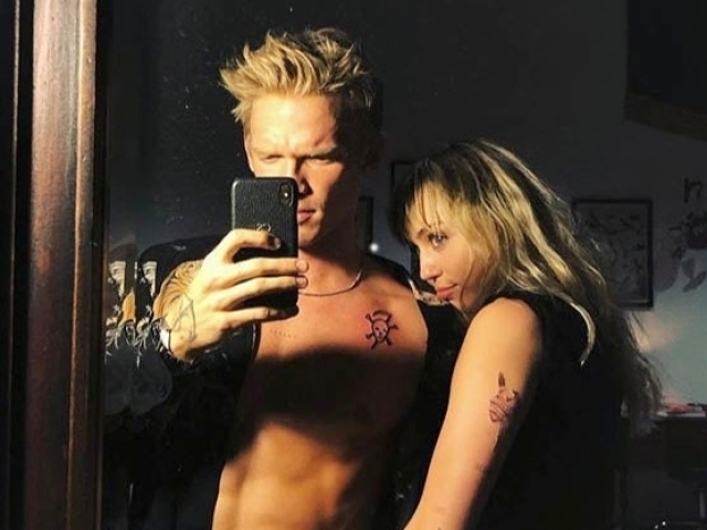 Speváčka Miley Cyrus a jej nový partner Cody Simpson. 
