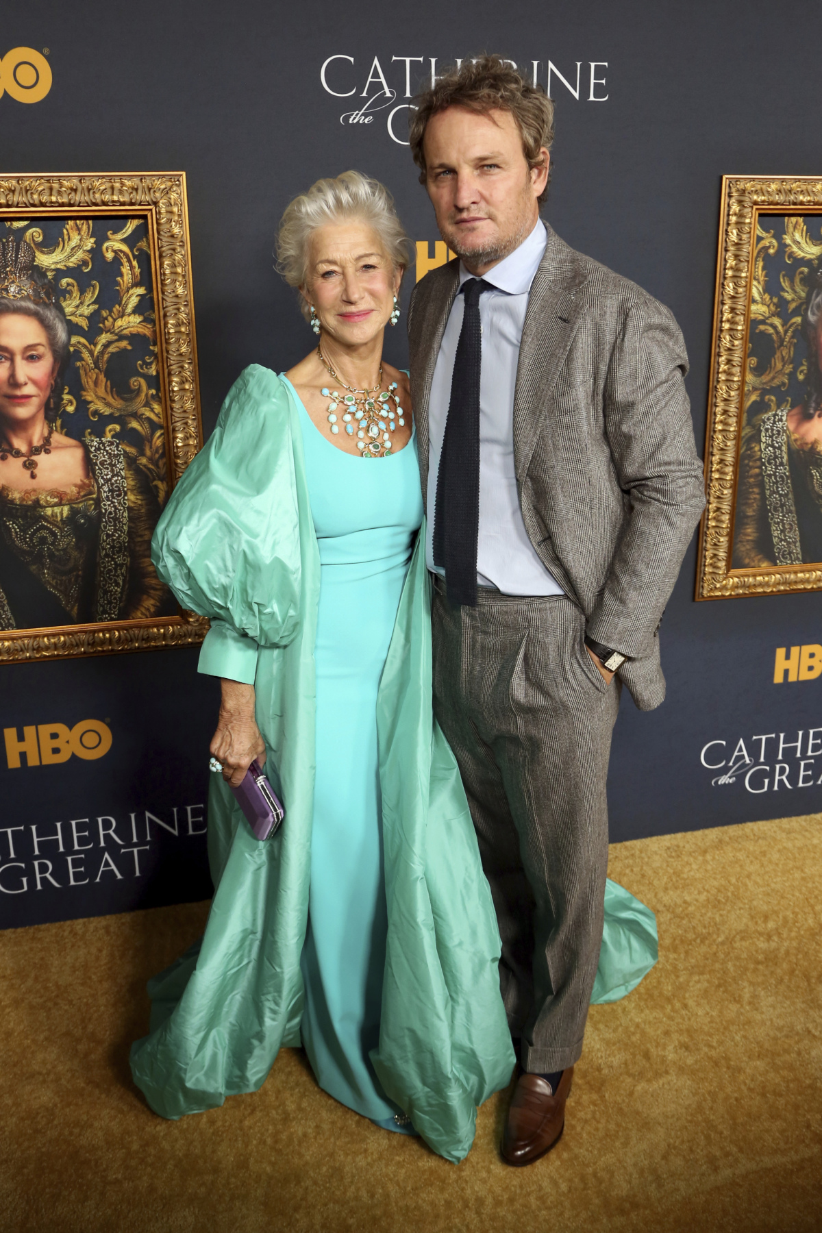 Herečka Helen Mirren (vľavo) a jej kolega Jason Clarke na premiére seriálu Katarína Veľká. 