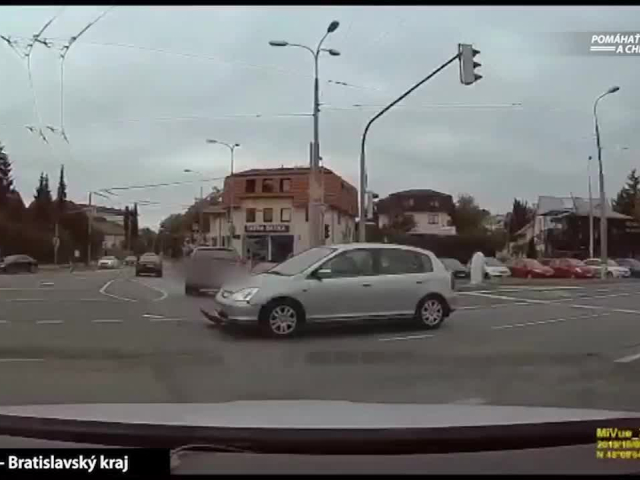 Auto skušalo preletieť na červenú