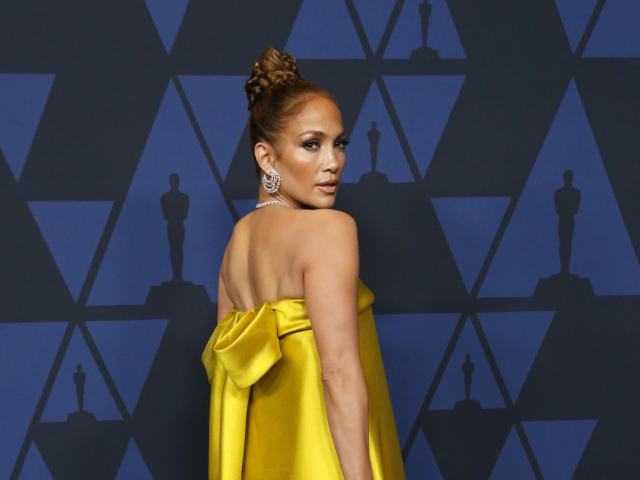 Herečka a speváčka Jennifer Lopez v kreácii Reem Acra. 