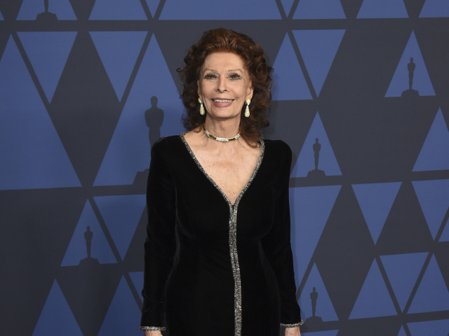 Herečka Sophia Loren si počas galavečera Governors Awards prevzala jednu z cien. 