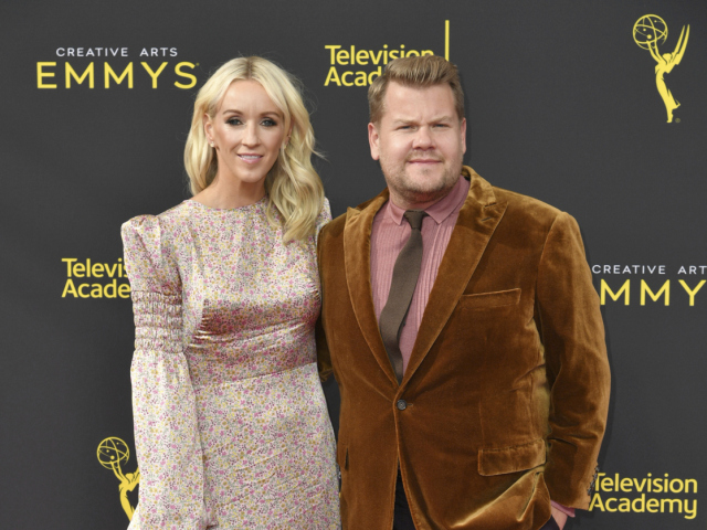 Julia Carey, manželka moderátora Jamesa Cordena v šatách The Vampire´s Wife počas Creative Arts Emmy Awards.
