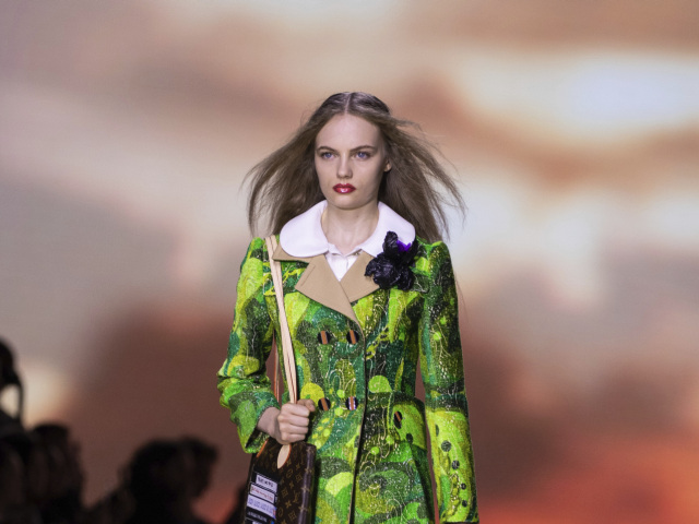Modelka na prehliadke značky Louis Vuitton. 
