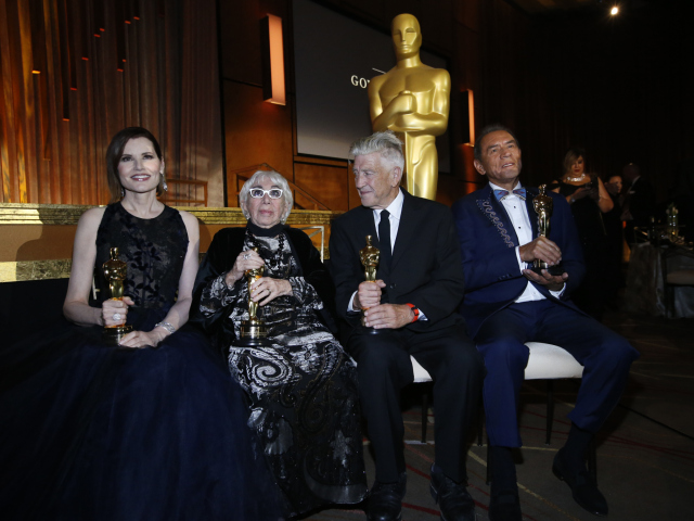 Ocenení na galavečere Governors Awards - zľava: Geena Davis, Lina Wertmüler, David Lynch a Wes Studi.