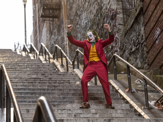 Záber na herca Joaquina Phoenixa v snímke Joker.