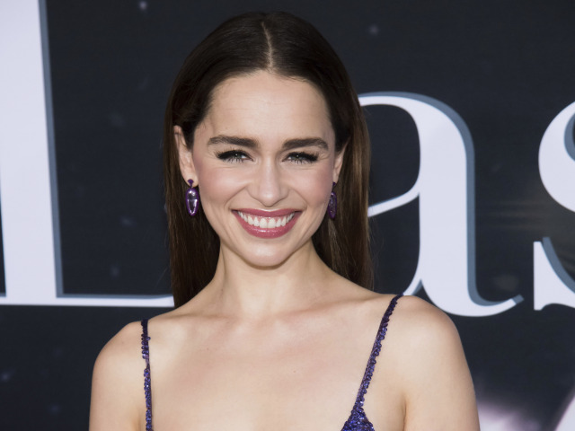 Herečka Emilia Clarke v kreácii Valentino Haute Couture vyzerala očarujúco. 
