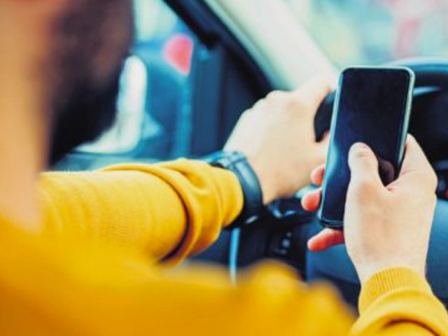 mobil, auto, telefonovanie za volantom