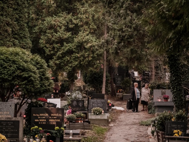 dušičky, sviatok vsetkych svatych, cintorín slávičie údolie, hrob