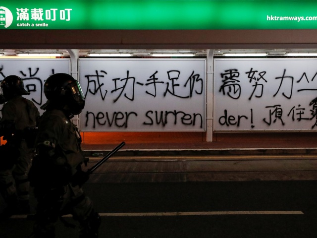 HONGKONG demonštracie grafity metro