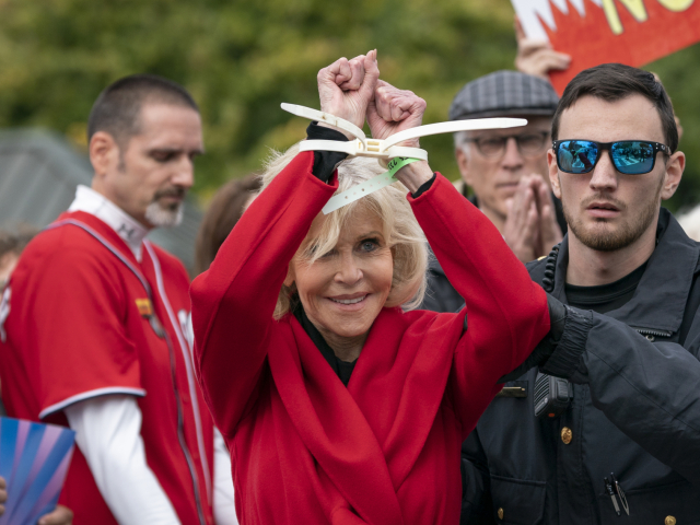 Herečka Jane Fonda počas ďalšieho zo svojich zatknutí, ktoré nasledovali po klimatologickom proteste.