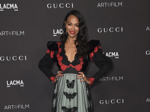Herečka Zoe Saldana v šatách z dielne Gucci. 